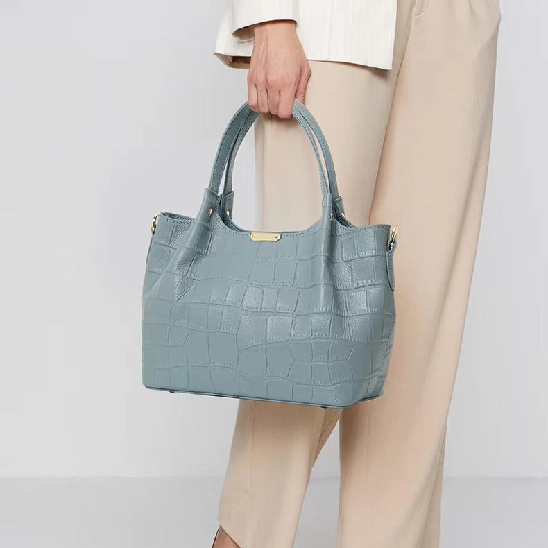 Elegant Crocodile Pattern Leather Handbag for Women - Large Capacity Basket Bag